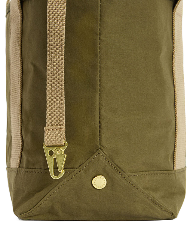 Detailansicht des Boden der Barbour Tasche Mini Mya Tote Bag von der Seite, vernähte Ränder und Zierknopf