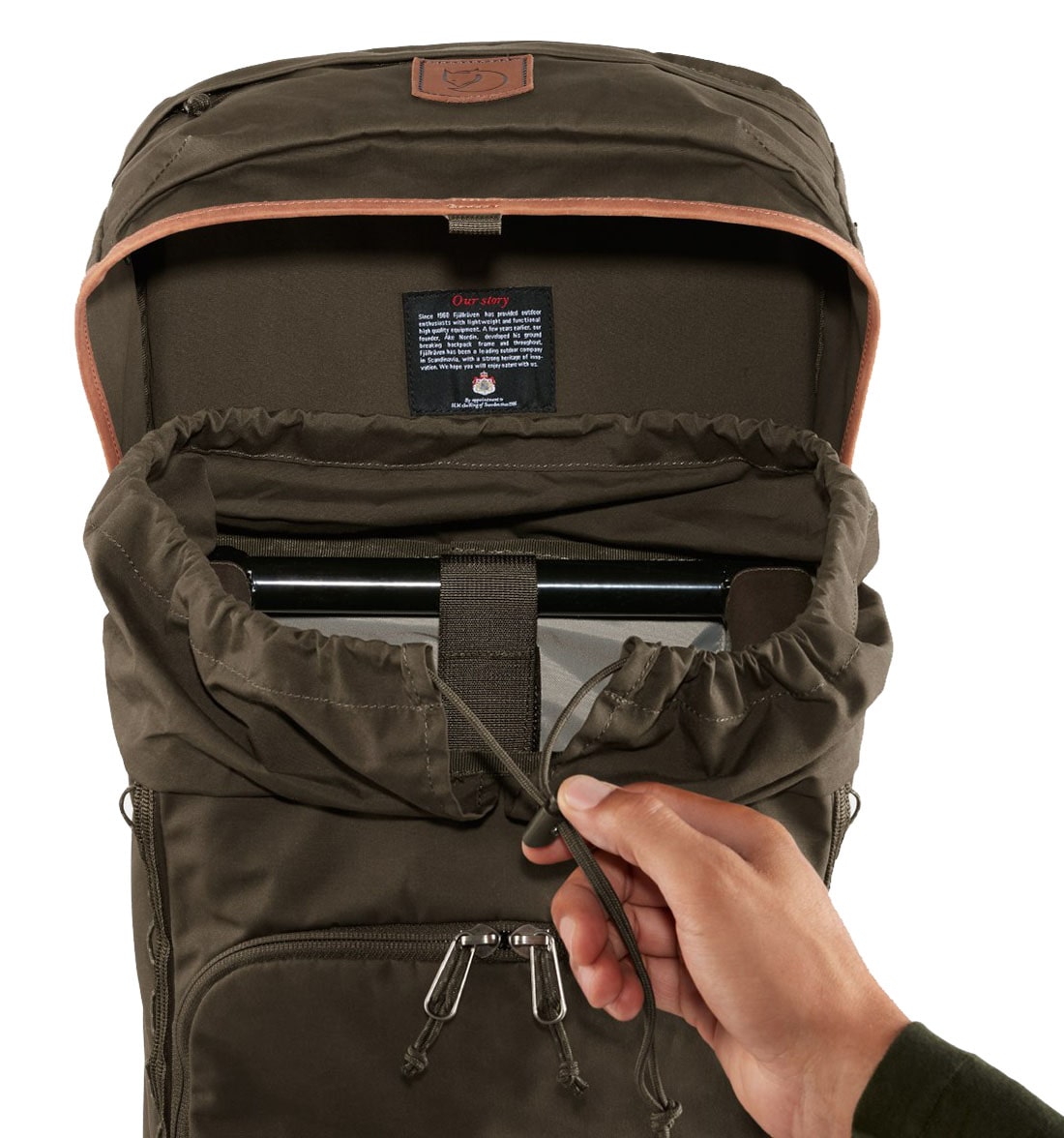 Fjällräven Sitzrucksack Singi Stubben, Rucksack von oben geöffnet, Zugkordel zum Schließen des Eingriffbereichs