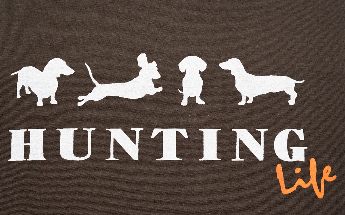 hubertus t-shirt hunting life in oliv – detailaufnahme des logos