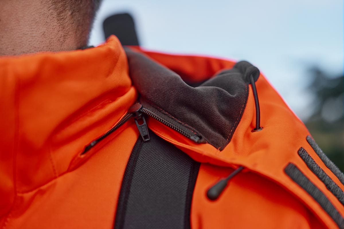 härkila wildboar pro blaze – linker schulterbereich mit details der verarbeitung