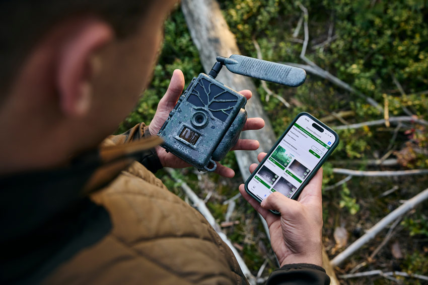 Zeiss Secacam 1, Secacam wird von einer Person inder Hand gehalten und mit der Handy-App verbunden