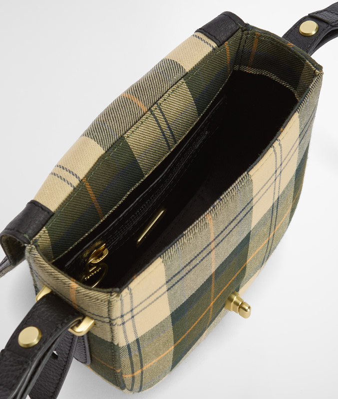 Geöffnete Barbour Elm Crossbody Tasche mit Einblick ins Hauptfach und in die Innenaufteilung.