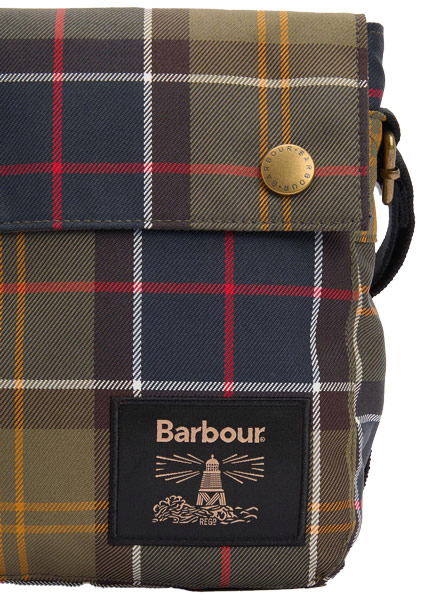 Barbour Tasche Torridon Tartan Flight, Detailansicht des Barbour-Logos auf der Vorderseite der Tasche unten rechts