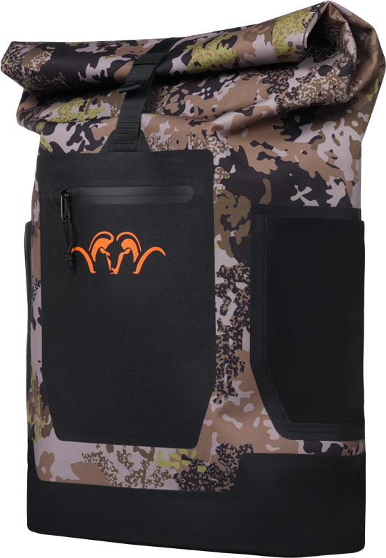 Schräge Vorderansicht des Blaser Reiserucksacks (welded) HunTec 35l mit kompaktem Rucksackformat, Tarnmuster und klarer Form.