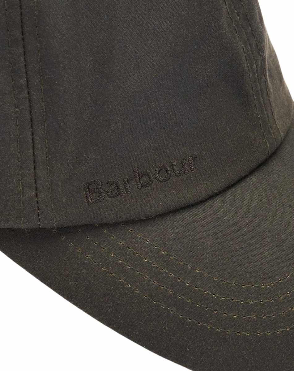 Barbour Logo auf der dunkelolivfarbenen Wax Cap in Detailansicht