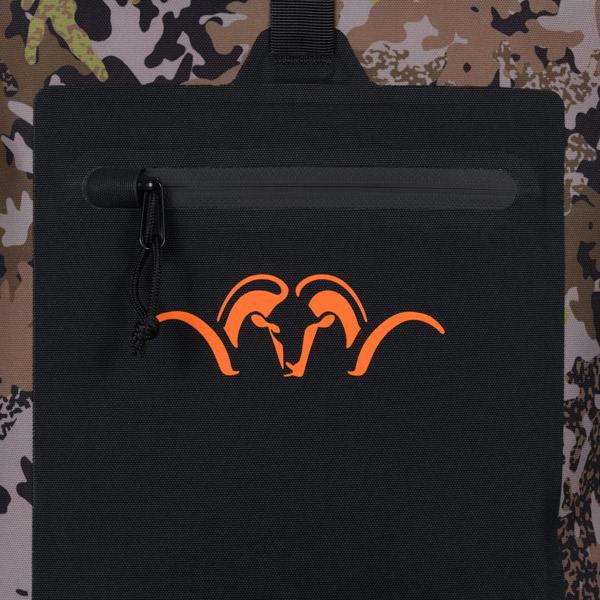 Detailansicht der Vordertasche des Blaser Reiserucksacks HunTec 35l mit zusätzlichem Stauraum und Reißverschluss.