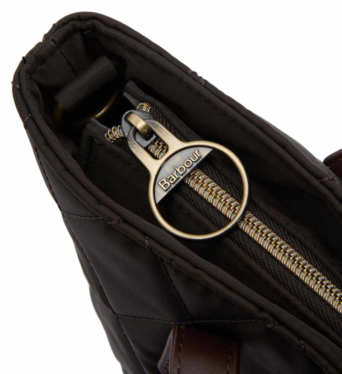 nahaufnahme des reissverschlusses an der barbour mini quilted tote bag mit hochwertigem metallzipper