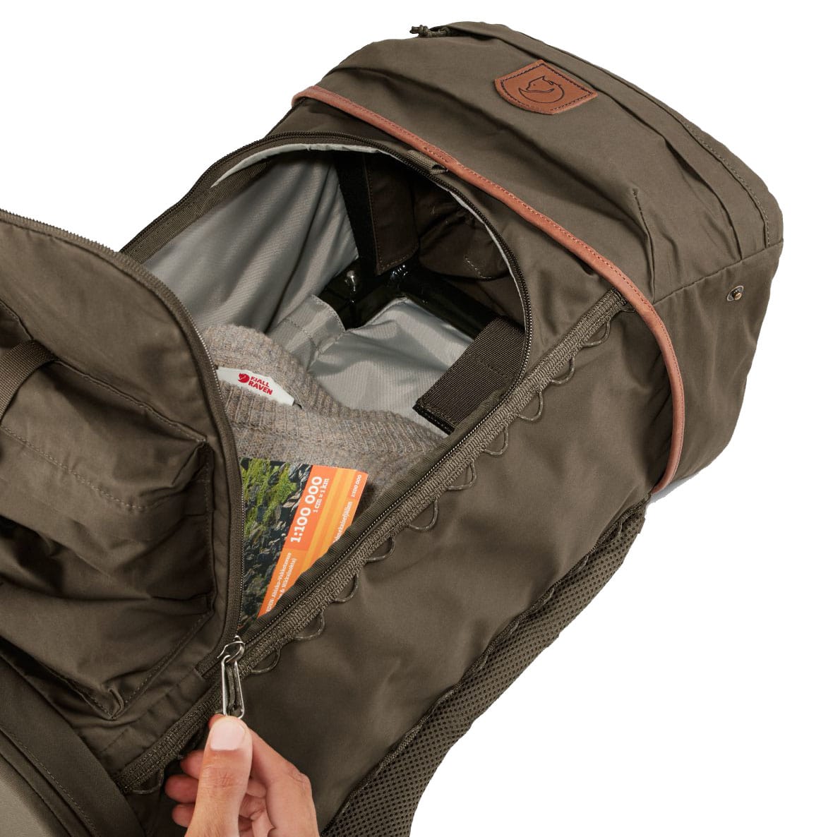 Sitzrucksack Singi Stubben von Fjällräven, Reißverschlusstasche vorn geöffnet, Durchgängig zum Hauptfach ohne den Deckel öffnen zu müssen