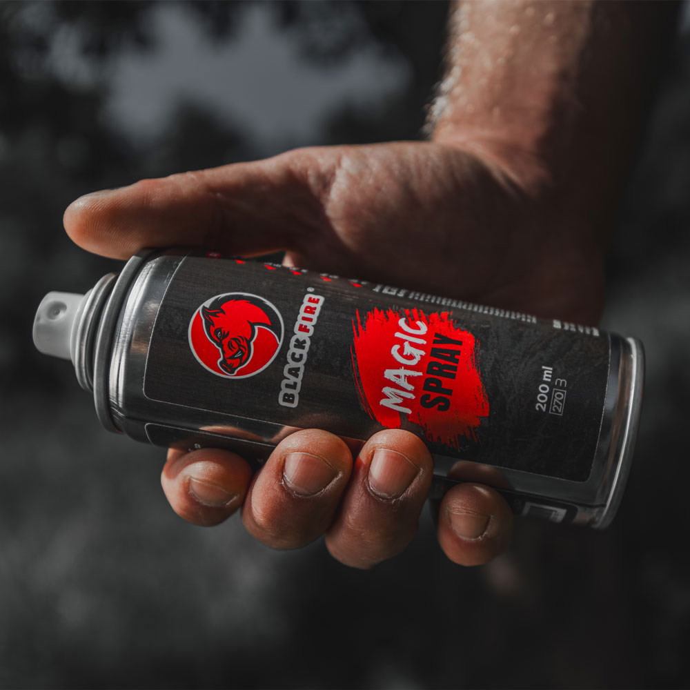 black fire magic spray im einsatz szenebild jagd lockmittel anwendung im wald