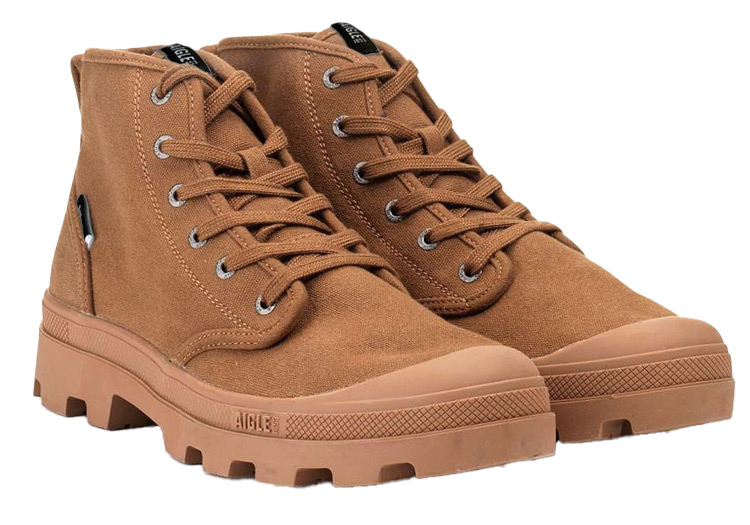 Aigle Stiefel Tenere CVS, die Schuhe sind leicht zur Kamera gedreht, Blick von leicht schräg vorn auf die Schuhe und Schnürleiste