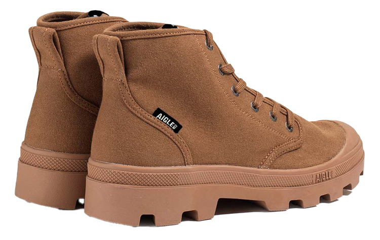 Stiefel Tenere CVS von Aigle, Schuhe von der Kamera abgewandt, Sicht auf die Fersen der hellbraunen Stiefel