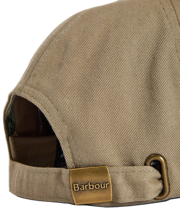 Detailansicht der Metallschnalle zur Größenverstellung am Hinterkopf bei der Barbour Cap Milburn