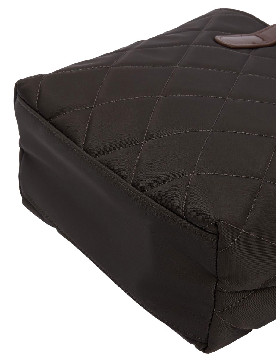 unterseite der barbour mini tote bag olive mit strapazierfaehigem bodenmaterial und steppstruktur