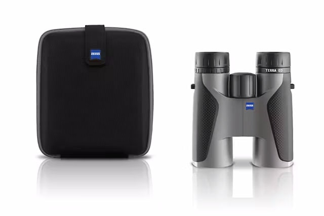 Das Fernglas Terra ED 8x42 in Grau/Schwarz von der Carl Zeiss AG mit Tasche
