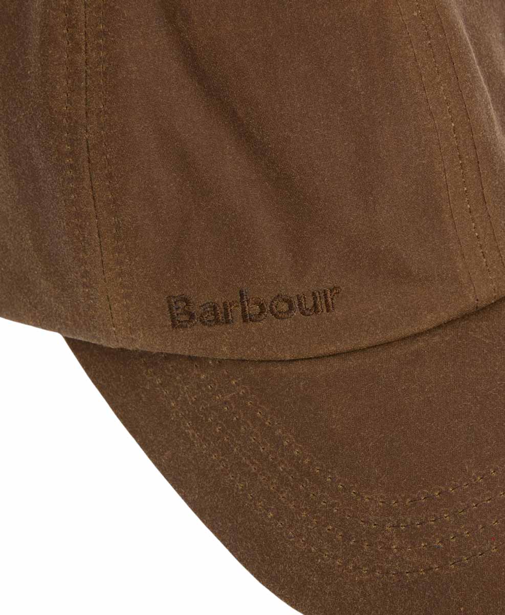 Barbour Cap Wax in Tan, Detailansicht Logo vorne