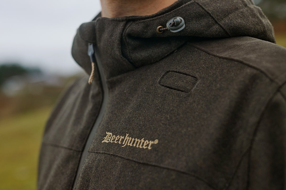 Deerhunter Jacke Tatra mit verstellbarer Kapuze, Detailansicht Logo