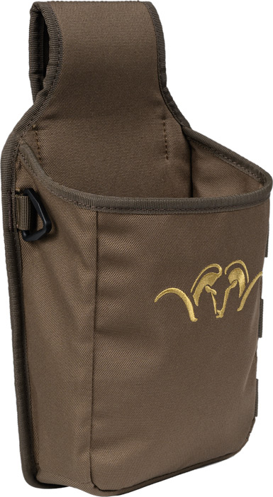 Schräge Frontansicht der Blaser Patronentasche Teak mit kompaktem Format, dunkler Klappe und funktionalem Outdoor-Design.