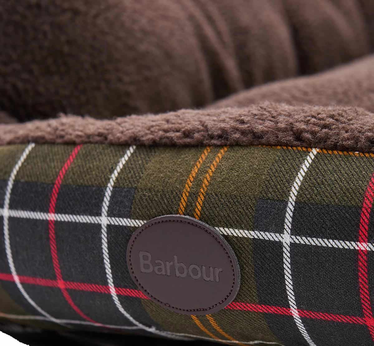 barbour hundebett 35 detailaufnahme seitliches logo elegante markenstickerei