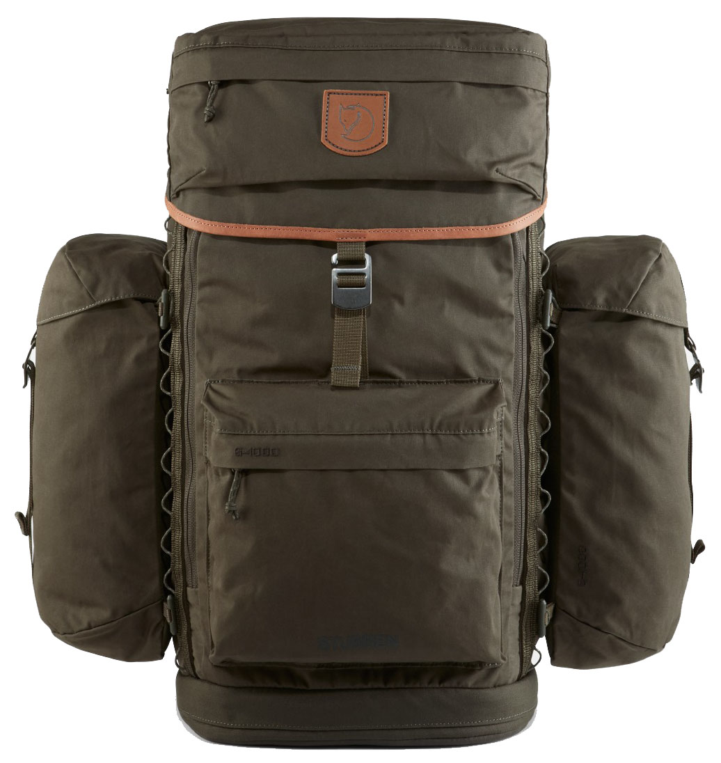 Fjällräven Sitzrucksack Singi Stubben mit extra Seitentaschen links und rechts, Ansicht des Rucksacks von vorn, mit Snowlock-Verschluss