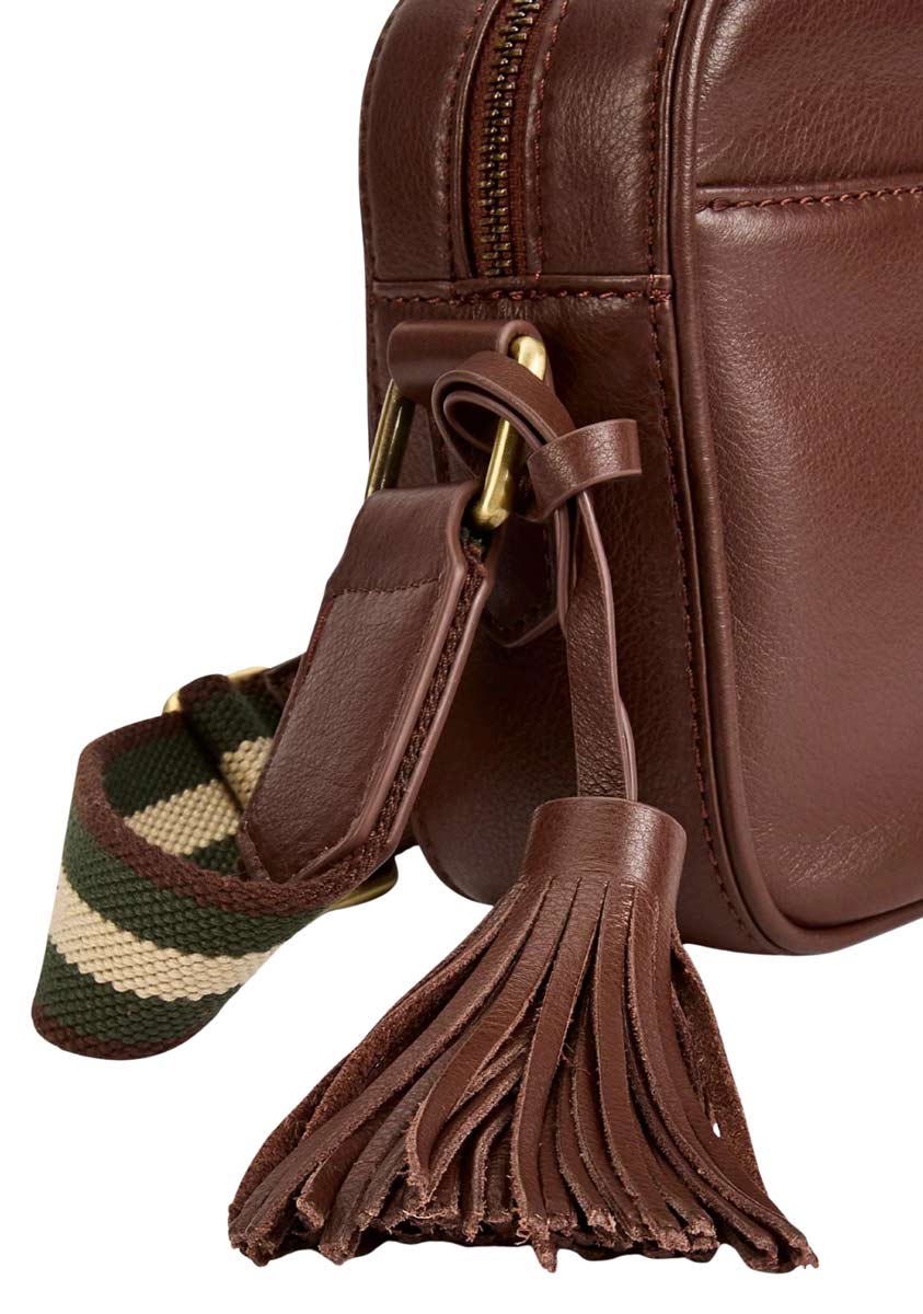 Dubarry Tasche Rostrevor in Cedar aus Vollnarbenleder mit seitlichem Detail Zierquaste als Lederanhänger.