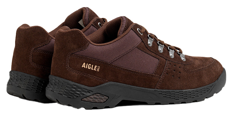 Aigle Halbschuh Dolik Suede Brown, Schuhe sind von der Kamera weggedreht und der Blick auf die Fersen gerichtet