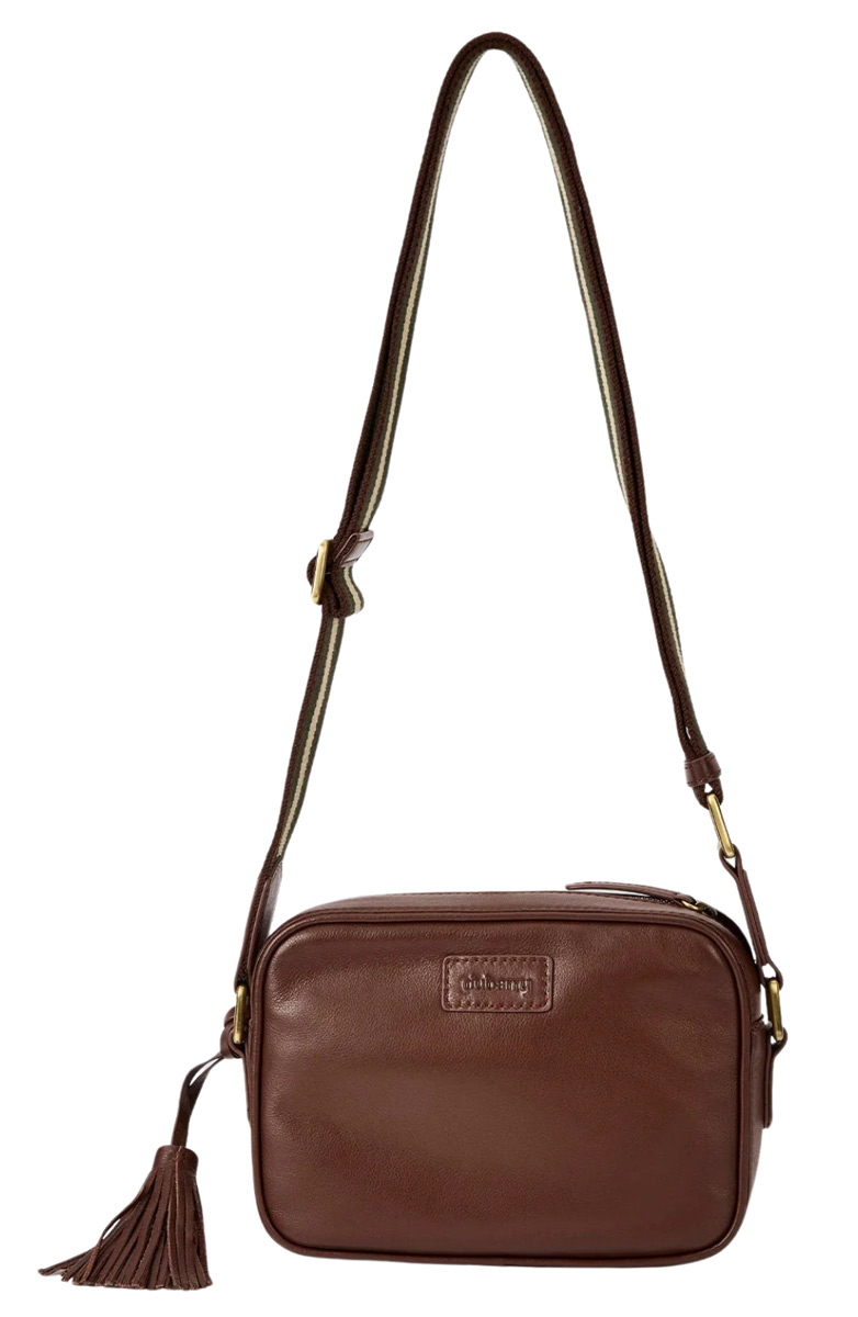Dubarry Tasche Rostrevor in Cedar aus Vollnarbenleder hängend mit Schulterriemen.