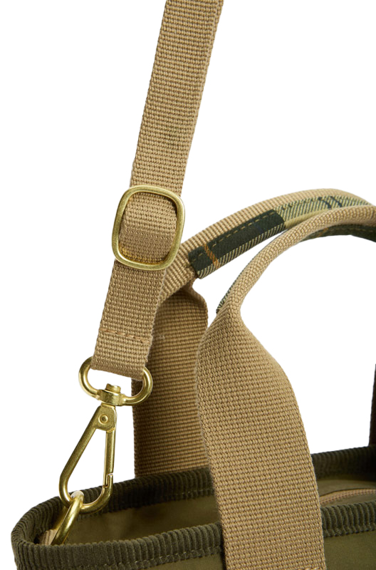 Detailansicht der Tragegurthaken des Schultergurts der Barbour Tasche Mini Mya Tote Bag