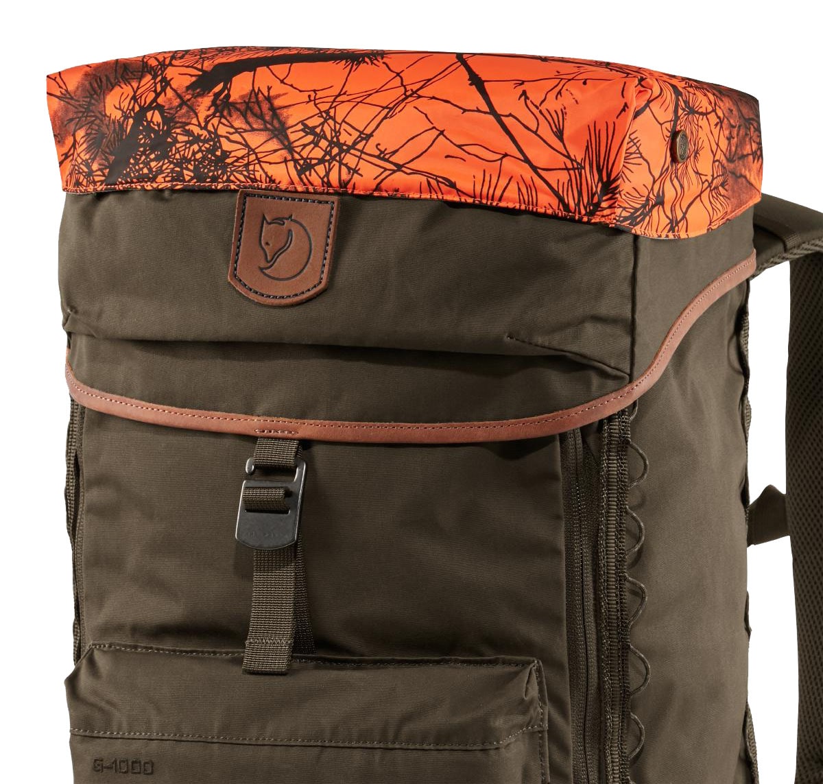 Fjällräven Sitzrucksack Singi Stubben, Schutzhülle in Safety Orange mit Astmuster, Hülle angebracht über Knöpfe