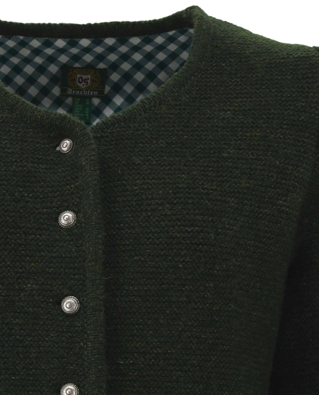 OS Trachten Strickjacke Rundhals, Detailansicht auf den Kragenbereich der oliven Jacke, Knopfleiste mit Perlen