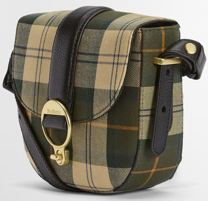 Schräge Seitenansicht der Barbour Elm Crossbody Tasche mit sichtbarer Form, Tartan-Muster und kompaktem Aufbau.