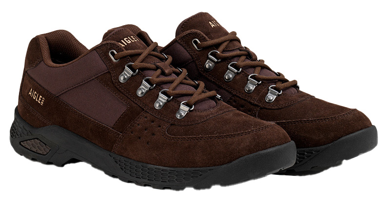 Aigle Halbschuh Dolik Suede Brown, rostrotes Paar Schuhe zur Kamera gedreht sodass die Schnürung gut erkennbar ist