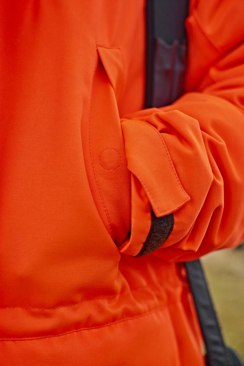 detailansicht der härkila wildboar pro blaze – hand greift in linke tasche
