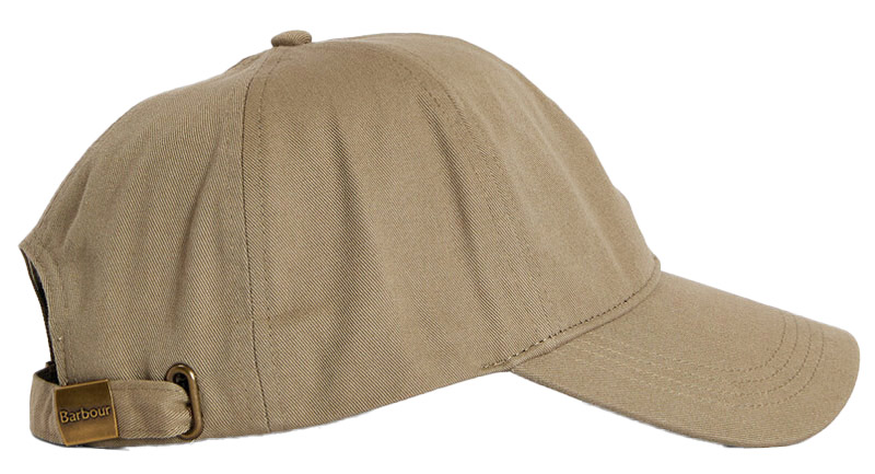 Die rechte Seite des Barbour Cap Milburn. Die Schirmkappe ist in einem hellen braun gefärbt und besitzt eine Metallschnalle zum verstellen der Größe