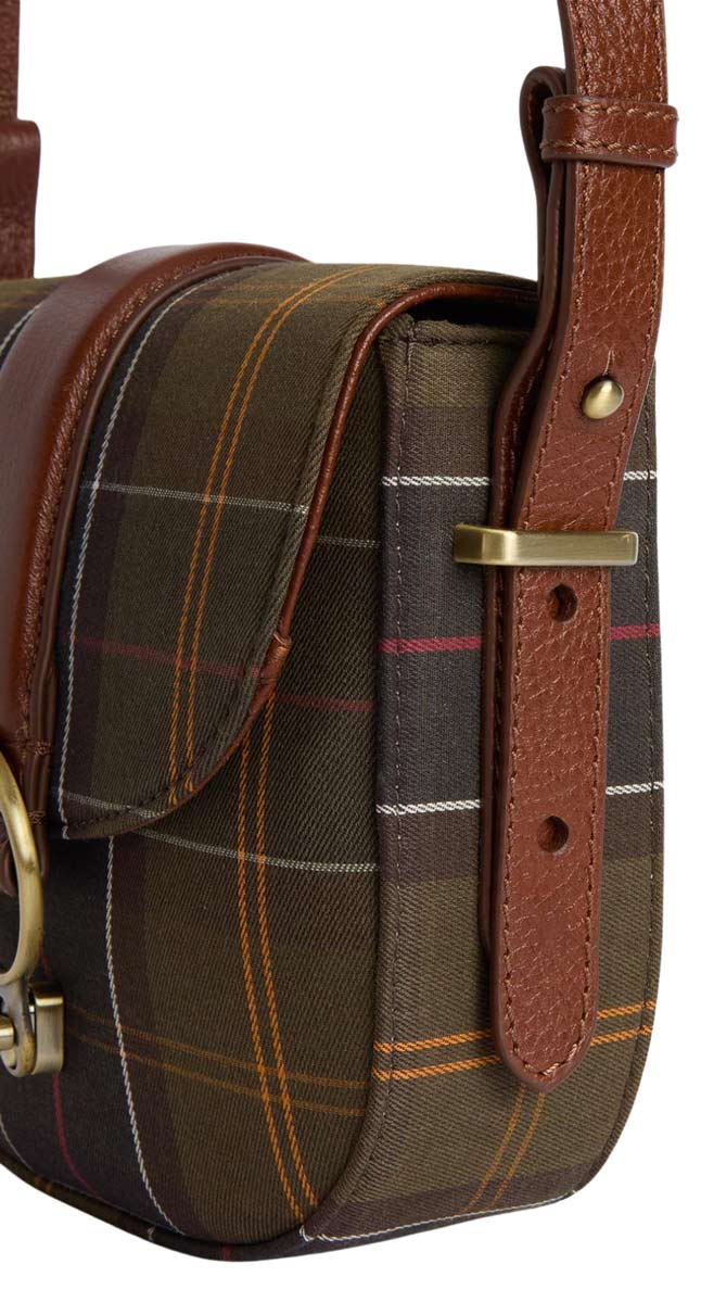 Barbour Tasche Elm Crossbody Tartan Frontdetail leicht seitlich