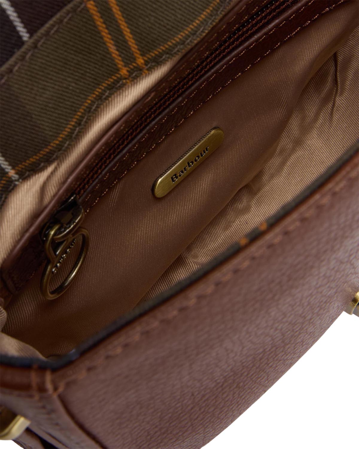  Barbour Ledertasche Elm Crossbody – geöffnete Tasche mit Innenansicht