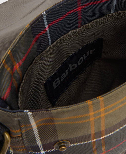 Barbour Tasche Torridon Tartan Flight, Blick in das Innere der Tasche mit eingenähtem Markennamen