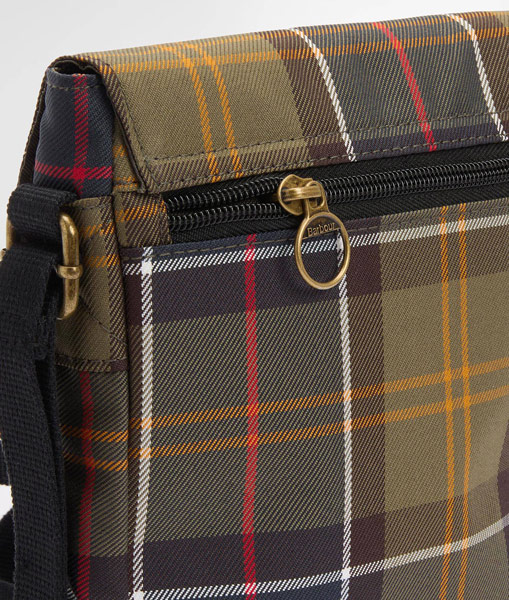 Barbour Tasche Torridon Tartan Flight, Detailansicht des Reisßverschlussfachs auf der Rückseite