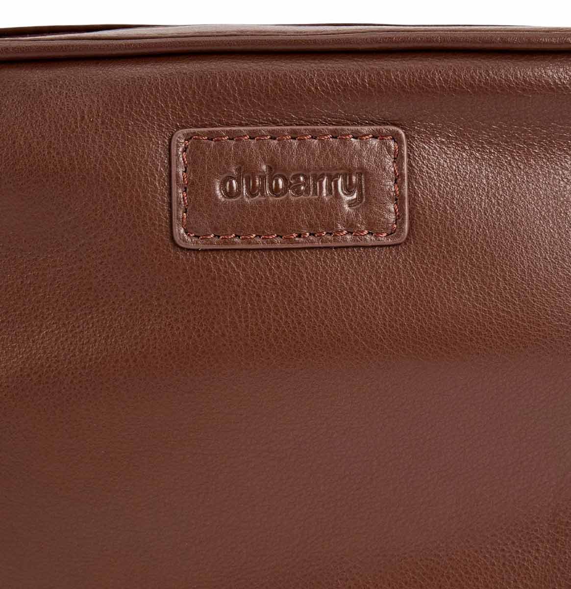 Dubarry Tasche Rostrevor in Cedar mit Dubarry-Logo als Detailansicht.