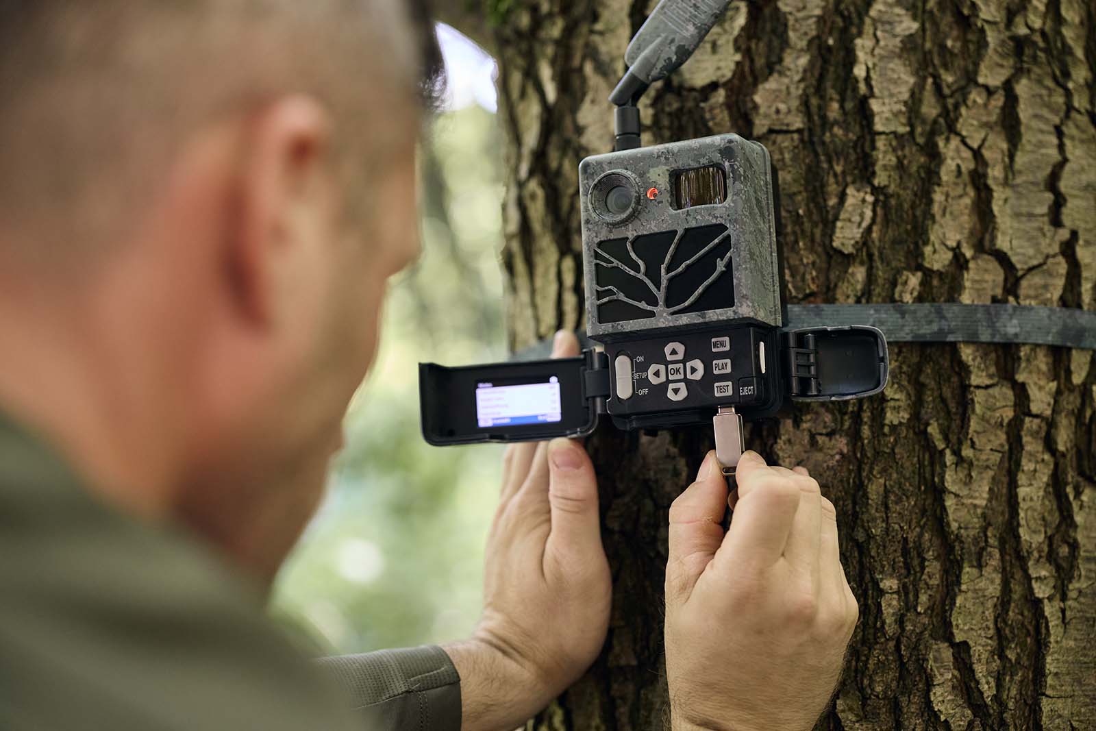 ZEISS Secacam 3  Szenebild, das die Montage  am Baum zeigt