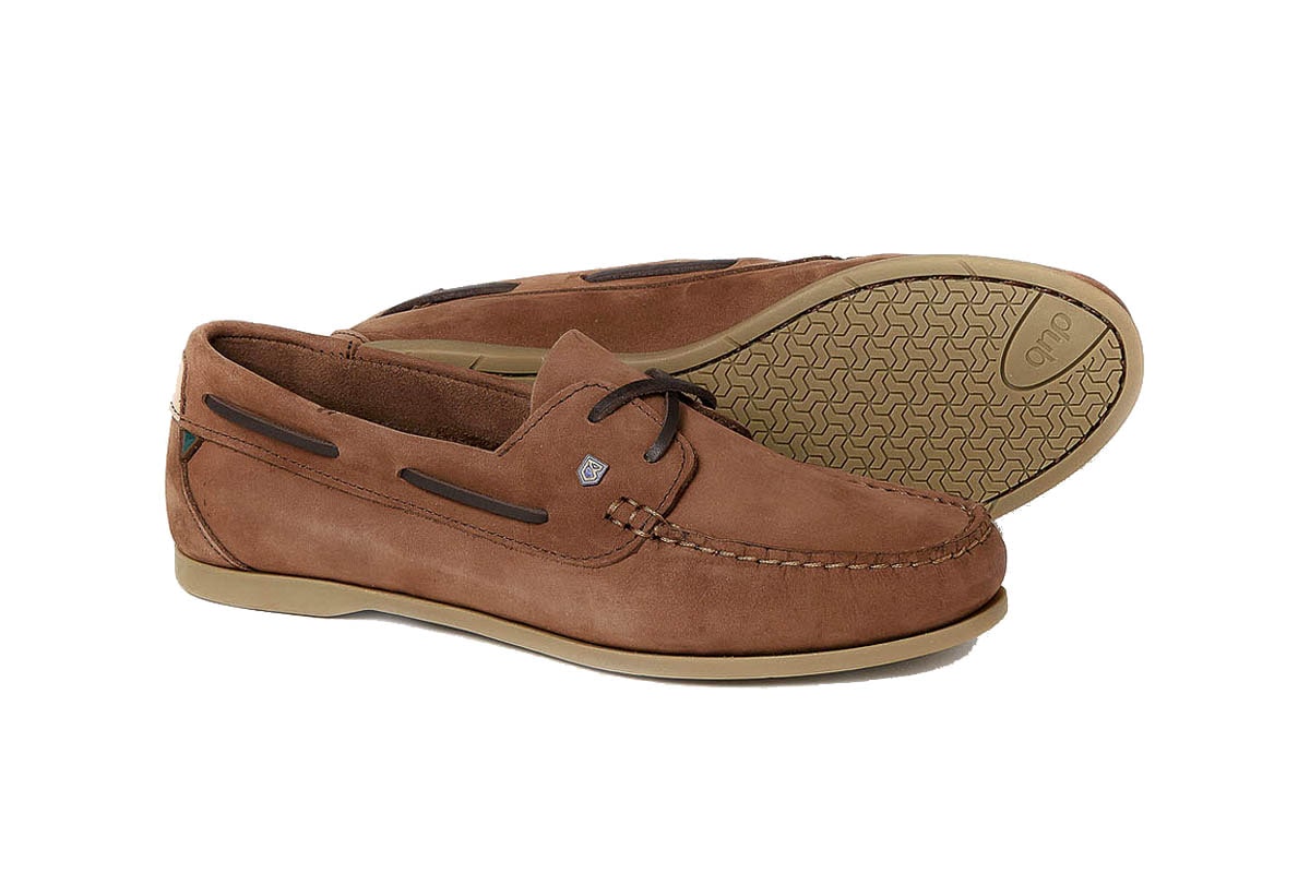 Damen Dubarry Halbschuh Aruba in Cafe aus Nubukleder mit zwei Schuhen, einer aufrecht stehend und einer seitlich liegend mit sichtbarer Sohle.