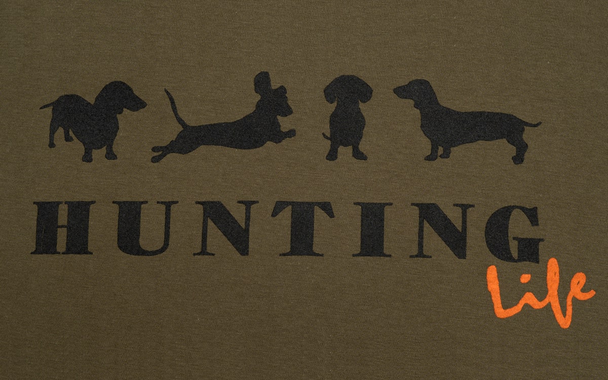 hubertus t-shirt hunting life in schilf – detailaufnahme des logos