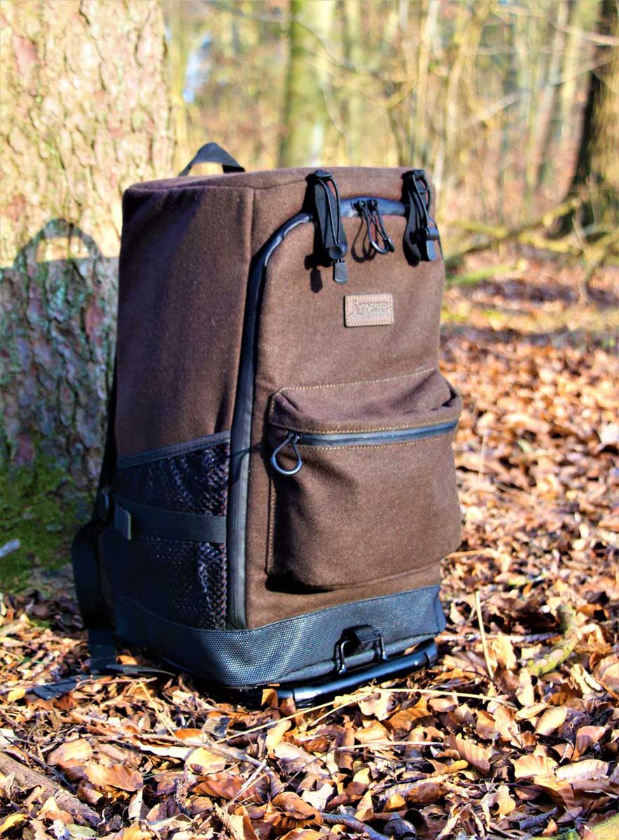 Rucksackstuhl Björn Braun mit Metallrahmen