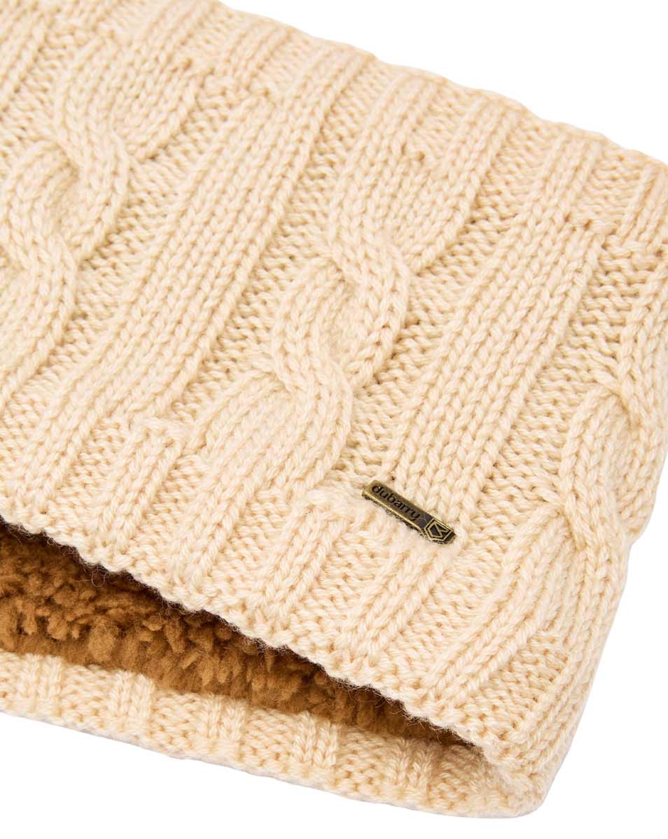 Dubarry Stirnband Gleeson in Chalk, Detail mit Logo und Stoffstruktur